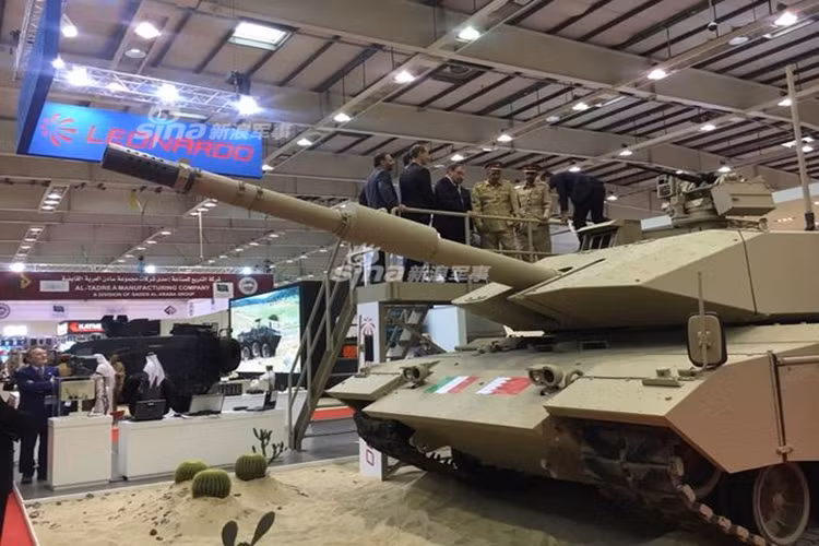 Xe tăng chiến đấu chủ lực (MBT) M60A3 do Leonardo tiến hành hiện đại hóa được bổ sung nhiều tấm giáp phụ composite bao quanh sườn se cũng như tháp pháo cho khả năng bảo vệ vượt trội, hình dáng bên ngoài của nó có nét gì đó tương đối giống M60T Sabra. Nguồn ảnh: Sina.