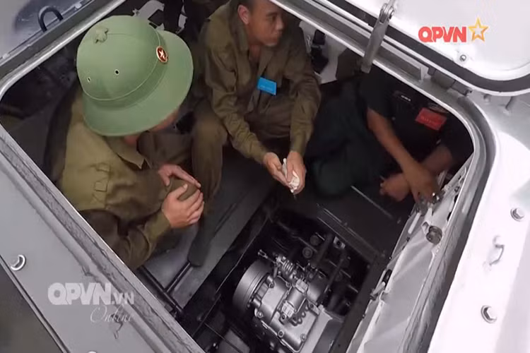 Còn đây là một phần hệ thống động cơ xăng GAZ-40P6 trên BTR-60PB, mỗi xe được trang bị tới hai động cơ. Nguồn ảnh: QPVN.