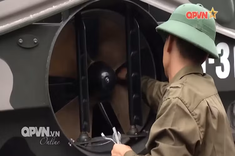 Điểm đặc biệt của các dòng xe thiết giáp BTR-60PB là khả năng lội nước của nó với hệ thống động cơ chân vịt cực lớn phía sau đuôi xe. Vận hành hệ thống này là hệ thống động cơ GAZ-40P6 có công suất 180 mã lực cho phép xe di chuyển lên đến 80km/h trên bộ và 10km/h khi dưới nước. Nguồn ảnh: QPVN.