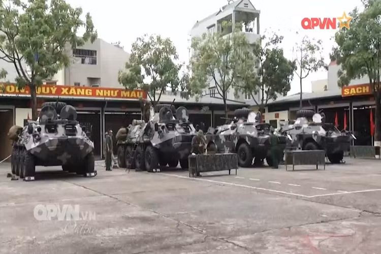 Thông qua chế độ ngày kỹ thuật tại các đơn vị bộ binh cơ giới trong toàn quân các phương tiện bọc thép như BTR-60PB được bảo dưỡng, sửa chữa và đồng bộ. Một chiếc xe sẽ được kiểm tra cẩn trọng tình trạng đồng bộ, các thông số kỹ thuật của động cơ, hệ thống điện, thiết bị liên lạc vô tuyến và súng pháo khí tài. Trong ảnh là những chiếc BTR-60PB và BRDM-2 của Tiểu đòn Bộ binh cơ giới 3. Nguồn ảnh: QPVN.