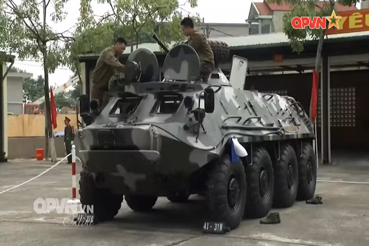 BTR-60PB có trọng lượng chiến đấu hơn 10 tấn, nó có thể chở theo tối đa 8 binh sĩ cùng đầy đủ trang bị và có kíp chiến đấu ba người gồm một lái xe, một xạ thủ và một chỉ huy. Tầm hoạt động của dòng xe bọc thép này có thể lên đến 500km. Nguồn ảnh: QPVN.