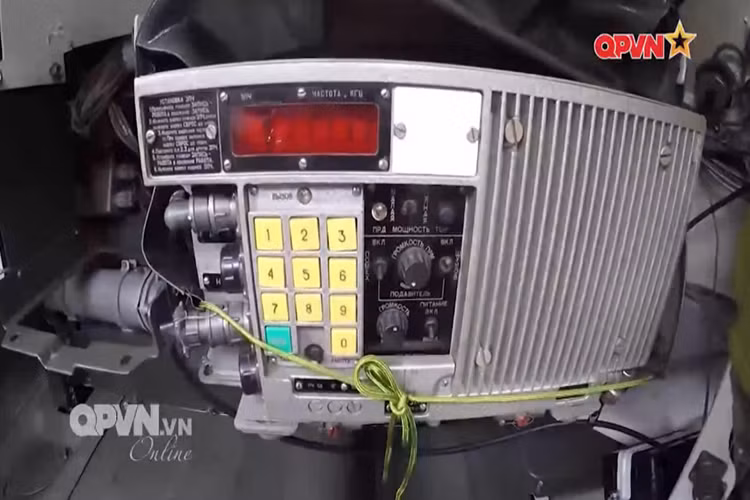 Một cụm điều khiển bên trong BTR-60PB của Tiểu đòn Bộ binh cơ giới 3. Nguồn ảnh: QPVN.