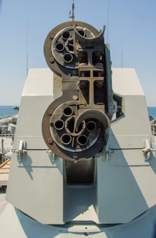 AK-630M-2 Duet là phiên bản cải tiến của AK-630 một loại tổ hợp vũ khí cao tốc tự động 6 nòng sử dụng cỡ nòng 30mm dành cho hải quân, do Liên Xô nghiên cứu phát triển từ những năm 1960 để tiêu diệt tất cả mục tiêu trên không ở tầm ngắn hoặc mục tiêu trên biển, mục tiêu ven bờ biển. Nguồn ảnh: defense-arab.