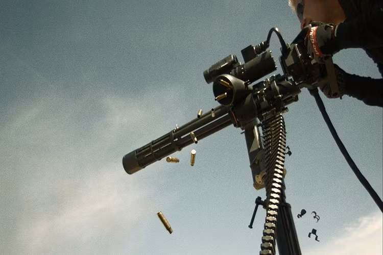 Mặc dù là vũ khí cầm tay nhưng M134 Minigun có sức công phá rất khủng khiếp, không những bắn hạ bộ binh đối phương mà còn tiêu diệt được cả các phương tiện cơ giới quân sự hạng nhẹ. Chính vì lý do này nó thường được trang bị kèm các phương tiện cơ giới như xe bọc thép, trực thăng vũ trang, tàu tuần tra và một số phương tiện quân sự khác. Nguồn ảnh: Youtube.