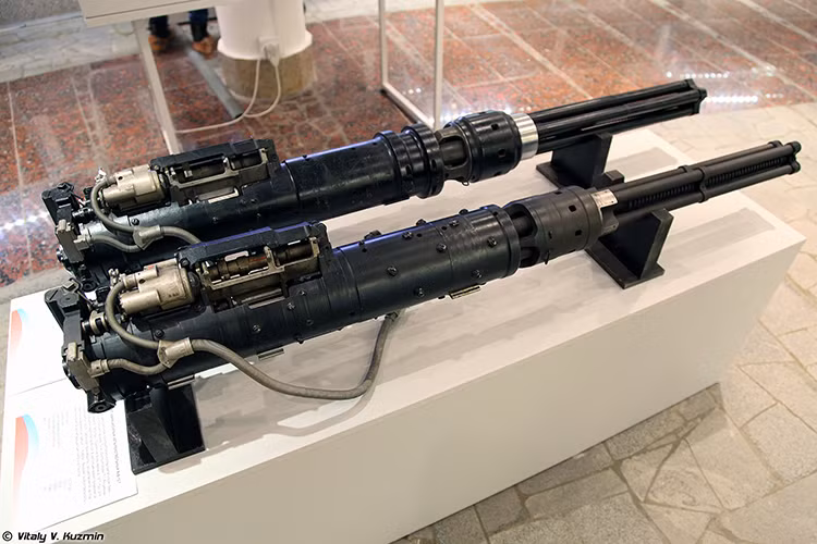 Mẫu súng Gatling cuối cùng trong danh sách này là YakB-12.7 một mẫu Gatling khác do Liên Xô chế tạo từ những năm 1970, được trang bị chủ yếu trên các dòng trực thăng vũ trang, tấn công và cả máy bay chiến đấu của Liên Xô trước đây. YakB-12,7 từng được mang ra ra thử nghiệm trong chiến tranh Afghanistan và dội mưa đạn xuống mục tiêu với độ chính xác khá tốt trong tầm từ 800 -1.000m. Nguồn ảnh: Vitaly Kuzmin.