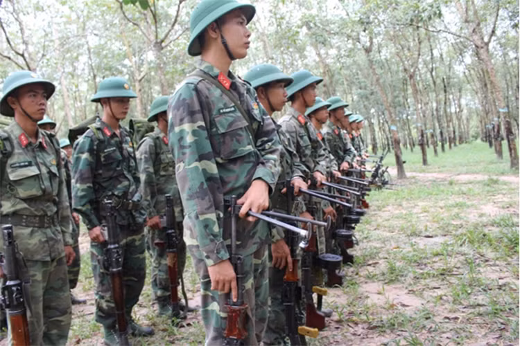 Bên cạnh xây dựng bản lĩnh chính trị cho cán bộ, chiến sĩ, thời gian qua, Trung đoàn 271 (Sư đoàn 5) xác định nâng cao chất lượng huấn luyện là nhiệm vụ quan trọng hàng đầu, xây dựng nề nếp chính quy, rèn luyện kỷ luật là then chốt. Ảnh: Chiến sĩ Đại đội 10, Tiểu đoàn 9, Trung đoàn 271 trước khi bước vào huấn luyện.