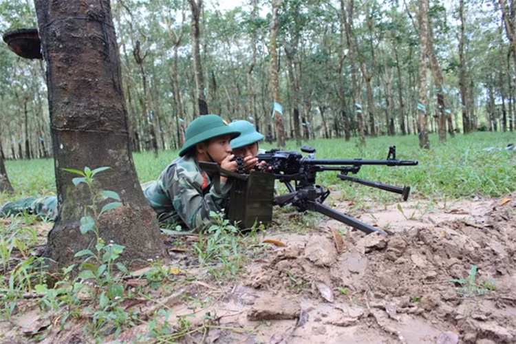 Trong quá trình tổ chức huấn luyện, các đơn vị trực thuộc Trung đoàn luôn bám sát phương châm “Cơ bản, thiết thực, vững chắc”, không ngừng đổi mới phương pháp huấn luyện, coi trọng huấn luyện chuyên sâu về kỹ thuật, chiến thuật, huấn luyện sát thực tế, phù hợp với tổ chức biên chế và VKTB hiện có; thực hiện tốt việc kết hợp giữa huấn luyện với rèn luyện hành quân xa, mang vác nặng. Ảnh: Không rời mắt khỏi mục tiêu.