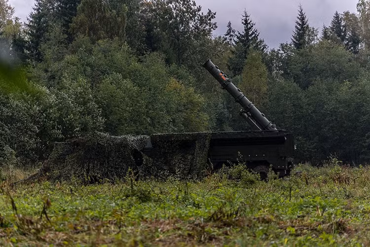 Iskanders là tổ hợp tên lửa đạn đạo chiến thuật kiểu mới của Quân đội Nga được đưa vào trang bị từ năm 2006 cho tới nay, nó được thiết kế để phá hủy các loại vũ khí, khí tài, trung tâm thông tin - chỉ huy, máy bay chiến đấu trú đỗ tại sân bay, các trận địa phòng không và phòng thủ tên lửa, cũng như các mục tiêu trọng yếu khác của đối phương. Nguồn ảnh: Bộ Quốc phòng Nga.