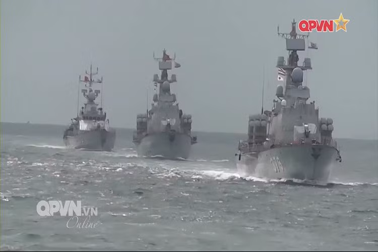 Điều này thực sự là cần thiết đối với yêu cầu hiện đại hóa lực lượng hải quân của nước ta hiện tại, bên cạnh việc bổ sung tàu chiến mới cho biên đội tàu hiện có việc tự đóng mới KBO-2000 còn cho phép chúng ta phát triển năng lực đóng các loại tàu chiến cỡ lớn mang tính định hướng lâu dài. Nguồn ảnh QPVN.