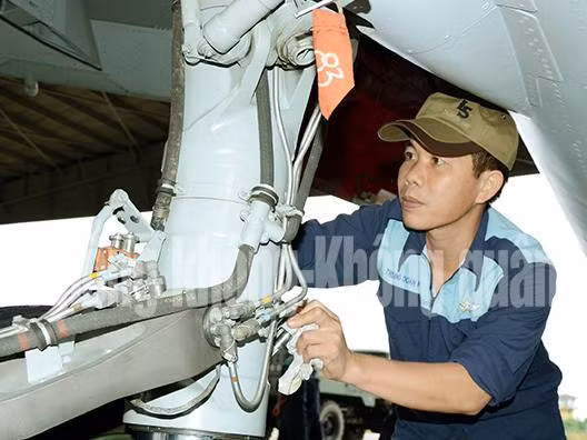 Trong đó, giai đoạn chuẩn bị bay được tiến hành hết sức tỉ mỉ cả trước ngày bay, trước khi bay, giữa các chuyến bay và sau khi bay. Báo PK-KQ xin giới thiệu một số hình ảnh trong chuẩn bị trước khi bay của ngành kỹ thuật hàng không Trung đoàn 923 (Sư đoàn 371). Người lính thợ kỹ thuật kiểm tra càng máy bay.
