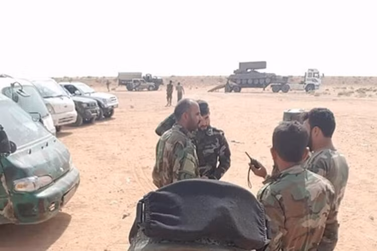 Với sức mạnh hỏa lực áp đảo, Quân đội Syria đang dần siết chặt vòng vây IS tại thành phố Mayadin nằm ở thung lũng Euphrates, trên bờ phía tây của con sông cùng tên và là một trong những thành trì then chốt của phiến quân IS ở tỉnh Deir Ezzor. Và trong những bức ảnh được gửi về từ chiến trường Mayadin người ta nhanh chóng nhận ra bóng dáng của các tổ hợp pháo phản lực hạng nặng TOS-1A của Quân đội Syria đang tham chiến tại đây. Nguồn ảnh: Southfront.