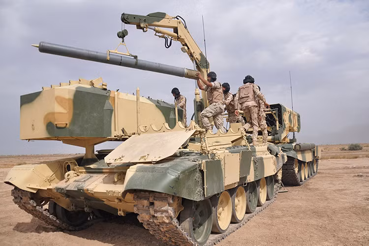 TOS-1A (từ viết tắt TOS trong tiếng Nga có nghĩa là "hệ thống phun lửa hạng nặng") là pháo phản lực đa nòng và là vũ khí nhiệt áp được phát triển từ giữa năm 1980 cho nhiệm vụ diệt bộ binh tập trung tại nơi địa hình trống trải. Trong ảnh, binh sĩ Iraq huấn luyện nạp đạn vào xe phóng của TOS-1A. Nguồn ảnh: ahram.org.
