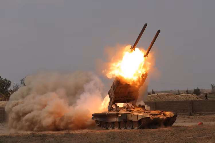 Đặc biệt khi TOS-1A triển khai đạn nhiệt áp khả năng hủy diệt của chúng là cực kỳ cao, bởi vũ khí nhiệt áp thường được giới quân sự gọi là vũ khí nguyên tử không phóng xạ. Nguyên lý hoạt động của loại vũ khí này là sử dụng các sóng chấn động hội tụ vào một điểm để tạo sức công phá cao nhất. Ngọn lửa tạo ra khi đốt cháy nhiên liệu sẽ làm không khí giãn nở một cách đột ngột tạo ra các sóng chấn động này. Nguồn ảnh: iraqimilitary.org.