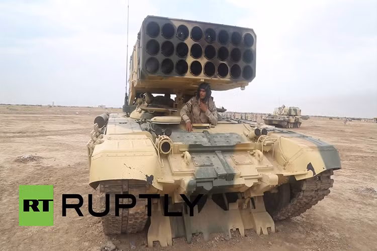 Ngoài Syria, một quốc gia khác tham gia cuộc chiến chống IS cũng sử dụng TOS-1A chính là Iraq và tổ hợp vũ khí này xuất hiện cùng Quân đội Iraq trên mọi mặt trận. Không hề nói quá lời khi cho rằng TOS-1A giúp binh sĩ Iraq tự tin hơn trên chiến trường, bởi kẻ thù của họ đã bị thiêu rụi bởi đạn nhiệt áp của TOS-1A. Nguồn ảnh: RT.