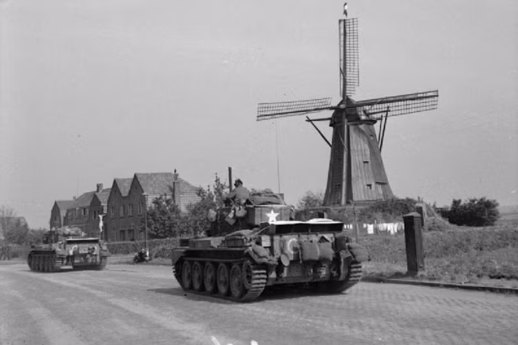 Xe tăng Cromwell của Anh tiến dọc theo “Xa lộ Địa ngục” hướng về Nijmegen, vào ngày 20/9.