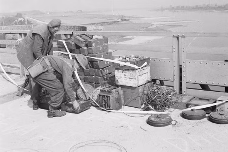 Công binh Anh gỡ bỏ mìn mà quân Đức cài lại để cho nổ cây cầu Nijmegen.