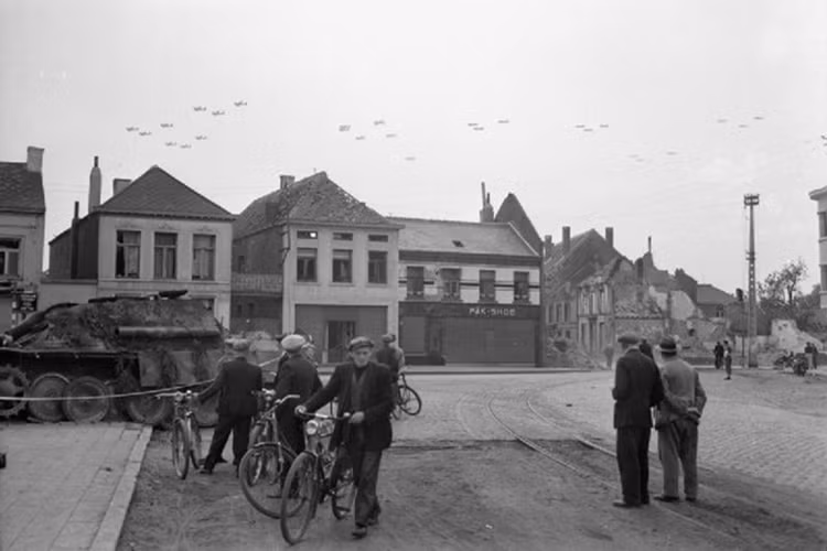 Máy bay Mỹ C-47 bay qua Gheel ở Bỉ để tới Hà Lan tham gia chiến dịch Market Garden vào ngày 17/9/1944.