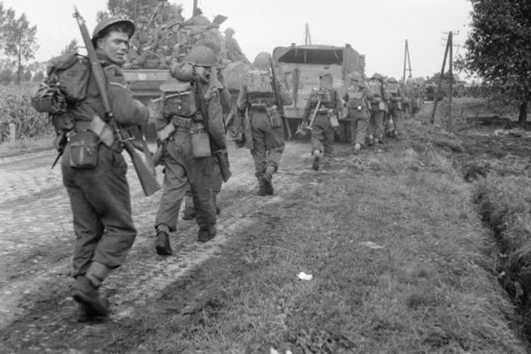 Xe tăng và bộ binh tiến về Asten ở Hà Lan vào ngày 24/9/1944.