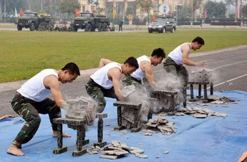 Chặt bê tông bằng tay.