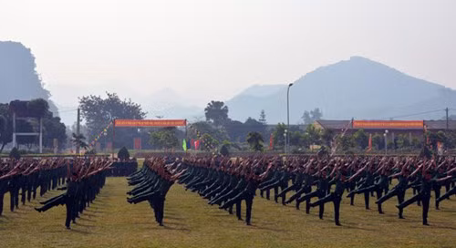 Để có sức khỏe dẻo dai, các chiến sĩ đặc công duy trì đều đặn chế độ tập thể dục vào buổi sáng...