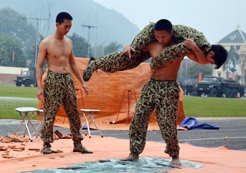 Vận nội công đi chân trần trên các mảnh thủy tinh vỡ.