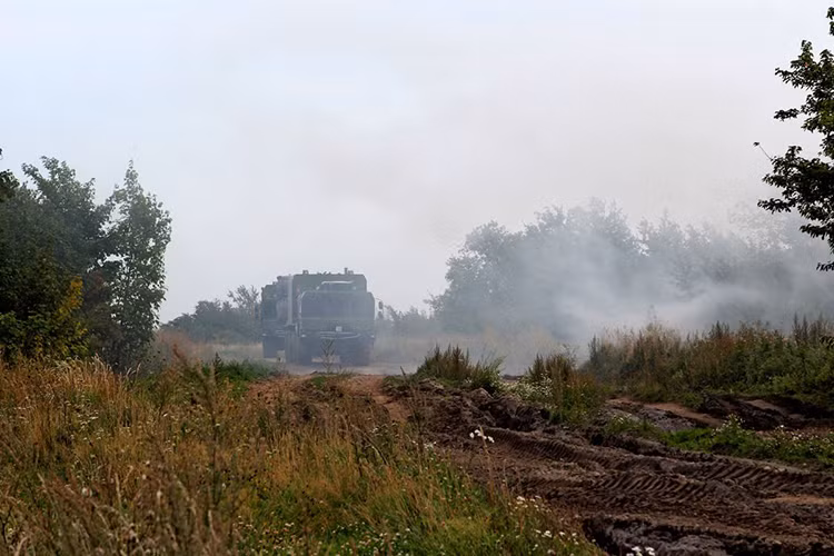 Được Quân đội Nga đưa vào trang bị từ năm 2008, các tổ hợp tên lửa phòng thủ bờ biển Bal-E luôn là cái gai khó chịu đối với mọi kẻ thủ có ý định tấn công nước Nga bằng đường biển, bởi một tổ hợp Bal-E có thể bảo vệ một khu vực ven biển với phạm vi trải dài lên đến 400km. Nguồn ảnh: Bộ Quốc phòng Nga.