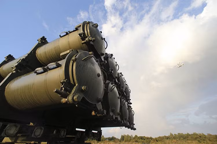 Ngoài ra mỗi tổ hợp Bal-E còn có hai xe chỉ huy, kiểm soát, liên lạc (C3) tự hành và 4 xe tái nạp đạn tên lửa. Mỗi tổ hợp phóng di động chỉ cần tối đa từ 3-4 binh sĩ để vận hành. Nguồn ảnh: Bộ Quốc phòng Nga.