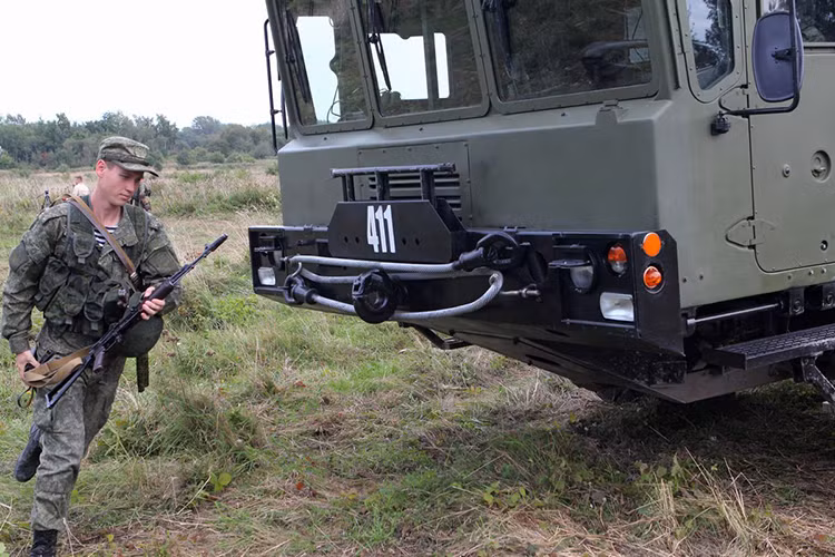 Điểm khá đặc biệt của các tổ hợp Bal-E là nó được trang bị cụm ống phóng mang theo tới 8 tên lửa chống hạm, đây là cơ số đạn khá lớn đối với một tổ hợp tên lửa phòng thủ bờ biển và một tổ hợp Bal-E nhiều lúc chỉ cần tới tối đa 2 tên lửa Kh-35 để đánh hạ một tàu khu trục cỡ lớn. Nguồn ảnh: Bộ Quốc phòng Nga. Nguồn ảnh: Bộ Quốc phòng Nga.