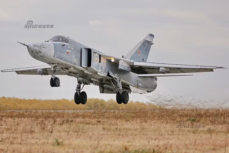 Do đó Su-24M2 là sự lựa chọn tốt nhất mà Nga có cho chiến dịch không kích tại Syria hiện tại vốn chưa thể xác định được hồi kết, và thời gian của dòng tiêm kích bom này trong Không quân Nga cũng đã gần hết thì người Nga chẳng tội gì mà không tận dụng nó đến thời khắc cuối cùng. Rất có thể chiến tranh Syria là cuộc chiến cuối cùng Su-24M2 tham gia. Nguồn ảnh: Sina.