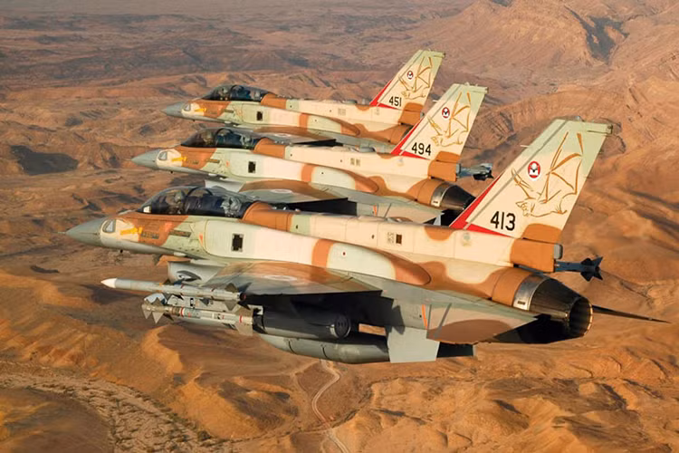 Không quân Israel vốn được đánh giá rất cao trong khu vực, nay lại là lực lượng đầu tiên khai thác chiến đấu cơ tàng hình thế hệ 5, kẻ thù của họ chắc chắn lại thêm phần đau đầu khi phải suy nghĩ tìm ra phương án đối phó hiệu quả. Nguồn ảnh: Defense Update.