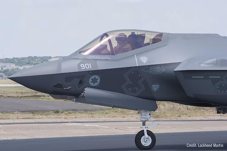 Theo lộ trình trên, lô 33 tiêm kích F-35I đầu tiên của Israel hoàn tất quá trình giao hàng vào năm 2021, trong khi đó hợp đồng đặt mua 17 chiếc tiếp theo dự kiến được thực hiện vào tháng 12/2024, số lượng F-35I của Israel khi đó sẽ là 50 chiếc, thậm chí còn có thể tăng thêm 25%, lên tới số lượng 75. Với chừng đó F-35I, IAF hoàn toàn có thể thống trị bầu trời Trung Đông trong vòng 5 năm tới. Nguồn ảnh: IDF Blog.