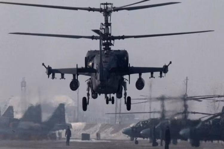 Cùng với hỏa lực mạnh, trực thăng tấn công Ka-52K còn có hệ thống bảo vệ tuyệt vời dành cho phi công. Buồng lái bọc giáp chống được đạn cỡ 20mm, hệ thống ghế phóng thoát hiểm đặc biệt. Cơ cấu cánh quạt đồng trục cũng giúp trực thăng Ka-52K hoạt động tốt ở điều kiện gió tạt và nhiễu động không khí mạnh. Nguồn ảnh: poradumo.