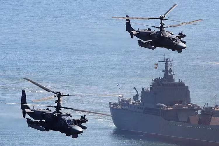 Hiện tại, Hải quân Nga mới chỉ trang bị một phi đội Ka-52K thuộc lô sản xuất thử nghiệm và quá trình sản xuất hàng loạt chúng sẽ bắt đầu từ năm 2020. Do thiếu tàu đổ bộ hạng nặng chuyên biệt, Hải quân Nga hiện vẫn chưa tận dụng hết được tính năng đặc biệt trên trực thăng Katran. Nguồn ảnh: sgvavia.ru.