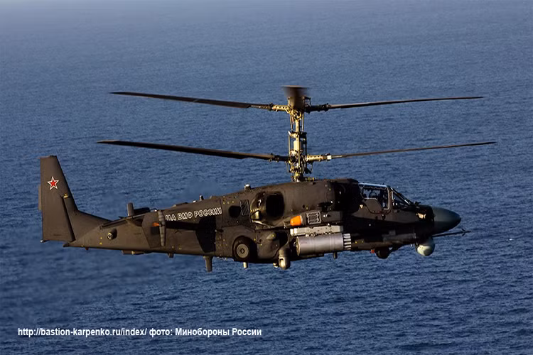 Ka-52K hay còn có biệt danh Katran là một trong những dòng trực thăng tấn công hiện đại nhất của Quân đội Nga hiện nay, nó sở hữu nhiều công nghệ khác biệt so với trực thăng Mi-28 và Ka-52 nguyên bản. Và sự khác biệt của Ka-52K chính là việc nó có thể hoạt động trên biển như một “cỗ xe tăng bay”. Nguồn ảnh: rusvesna.su.