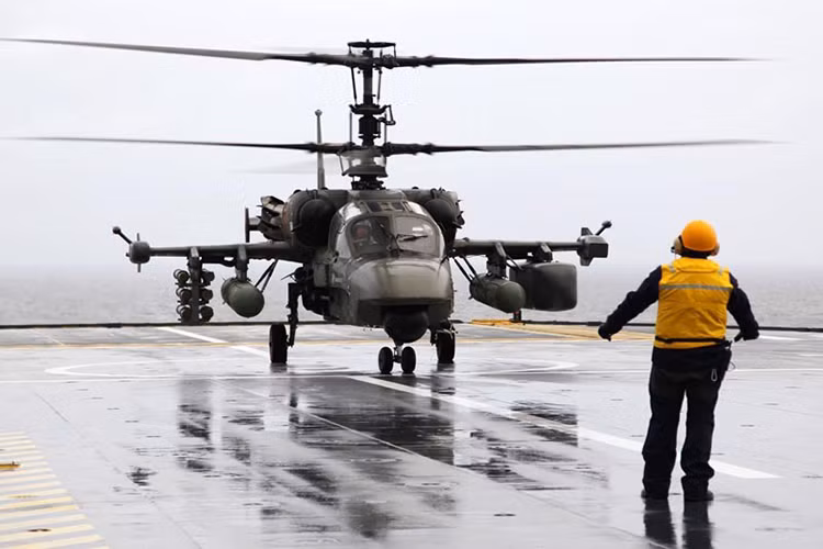 Trong thời gian khủng hoảng chính trị tại Ukraine, trước sức ép chính trị từ Mỹ, Pháp đã phải hủy hợp đồng cung cấp tàu đổ bộ lớp Mistral cho Nga. Ai Cập sau khi mua lại các tàu đổ này vẫn chọn trực thăng Ka-52K của Nga. Tuy nhiên, số phận của dòng trực thăng hải quân này tại Nga trở nên khó đoán hơn do thời Hải quân Nga chưa có các tàu đổ bộ chuyên dụng hạng nặng để tận dụng hết tính năng của Ka-52K. Nguồn ảnh: stroicar.com.