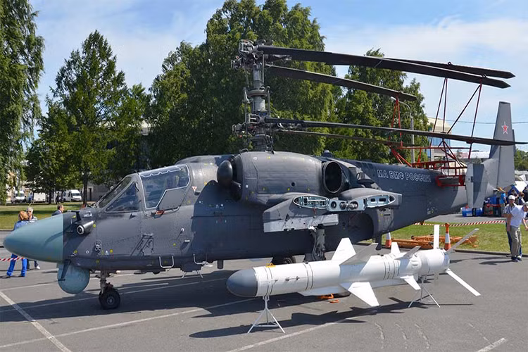 Cùng với đó, trực thăng Ka-52K cũng được trang bị đạn tên lửa chống tăng thế hệ mới Hermes-A có tầm bắn tới 20km, lớn hơn đáng kể so với các dòng tên lửa chống tăng Vikhr (tầm bắn 10km) và Ataka (6km) trên nguyên bản Ka-52 và Mi-28. Nguồn ảnh: bastion-karpenko.