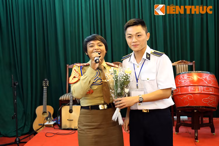 Học viên Học viện Hải quân Việt Nam tặng hoa cho nữ học viên Hải quân Indonesia trong một tiết mục văn nghệ.