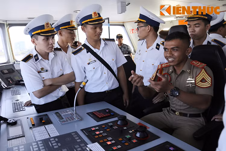 Một thủy thủ Indonesia trên tàu 367 đang trao đổi tính năng điều khiển trên buồng hành trình.