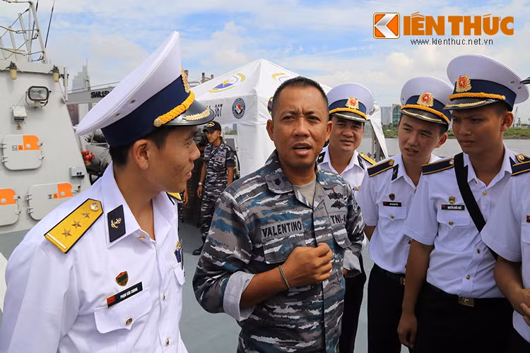 Tàu hộ vệ tên lửa lớp Sigma có lượng giãn nước 1.818 tấn, dài 90,71m, rộng 13,2m, mớn nước cao 5,2m được biên chế 183 sĩ quan, thủy thủ. Thuyền trưởng tàu 367 trao đổi với cán bộ, học viên Học viện Hải quân Việt Nam.