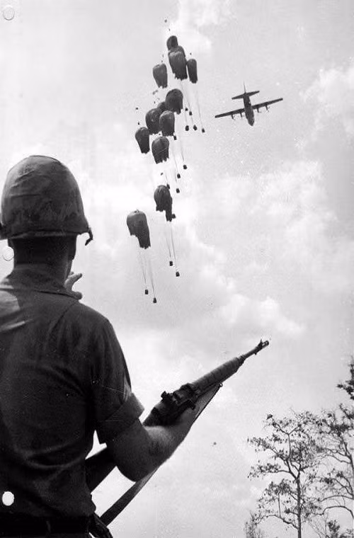 Có một thực tế là dù mang tiếng là lữ đoàn dù nhưng 173 không hề hoạt động như một đơn vị dù chuyên biệt, bởi họ di chuyển bằng trực thăng nhiều hơn là được đổ quân bằng dù. Một phần vì địa hình ở Việt Nam không thực sự phù hợp cho các hoạt động đổ bộ đường không bằng dù. Nguồn ảnh: Pinterest.