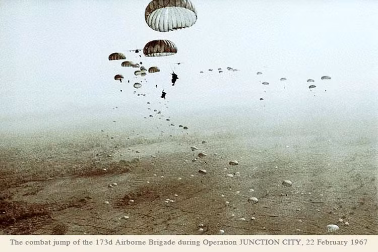Không giống như các đơn vị dù khác của Mỹ, trong CTTG 2 vai trò của lữ đoàn 173 khá mờ nhạt và họ chỉ được giới truyền thông biết tới trong Chiến tranh Việt Nam, khi tham chiến ở miền nam trong suốt giai đoạn từ năm 1965-1971 với các đơn vị cuối cùng rút khỏi Việt Nam là trong năm 1972. Nguồn ảnh: Pinterest.