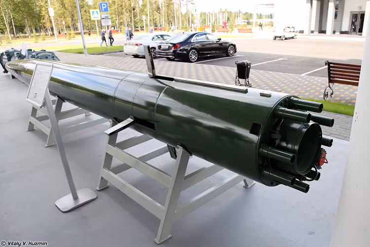 VA-111 Shkval có chiều dài khoảng 8,2 mét, đường kính thân 533mm, trọng lượng tổng thể 2,7 tấn (gồm đầu nổ 200kg). Với tốc độ lên tới 500km/h cùng tầm bắn 13km, VA-111 Shkval được coi là loại ngư lôi có tốc độ nhanh nhất thế giới hiện nay. Nguồn ảnh: Vitaly Kuzmin.