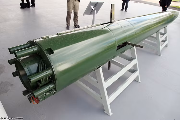 Tốc độ siêu cao dưới nước mà VA-111 Shkval đạt được là nhờ ứng dụng hiện tượng siêu khoang – ngư lôi chuyển động trong một bong bóng khí khổng lồ, làm giảm đáng kể lực ma sát và cho phép ngư lôi chuyển động ở tốc độc cực cao. Ảnh: Cận cảnh đầu mũi ngư lôi – nơi tạo ra hiện tượng siêu khoang. Nguồn ảnh: Vitaly Kuzmin.