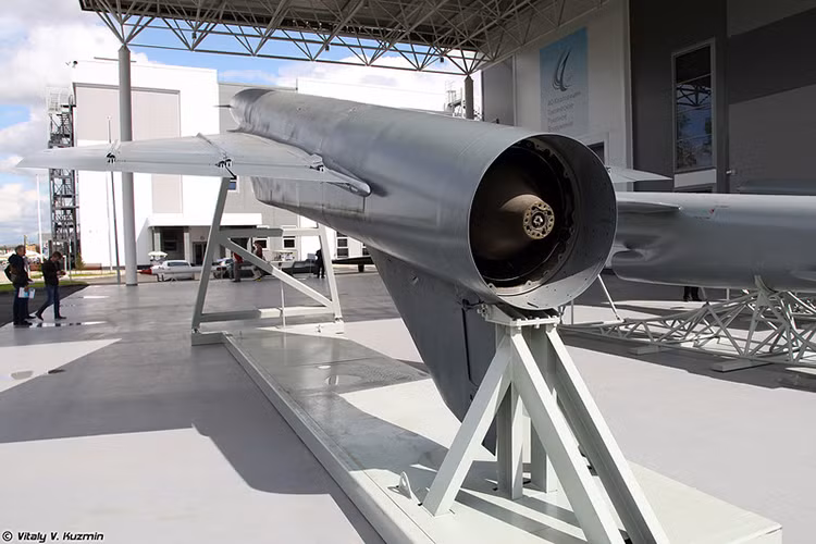 Về thiết kế, 3M25 Meteorit được phát triển để triển khai từ các máy bay ném bom chiến lược của Liên Xô khi đó nên nó có trọng lượng chỉ khoảng 6.3 tấn, dài 12.8 mét, đường kính thân 0.9 mét với sải cánh 5.1 mét. Mỗi tên lửa 3M25 Meteorit được trang bị đầu đạn nặng lên đến 1 tấn. Nguồn ảnh: Vitaly Kuzmin.