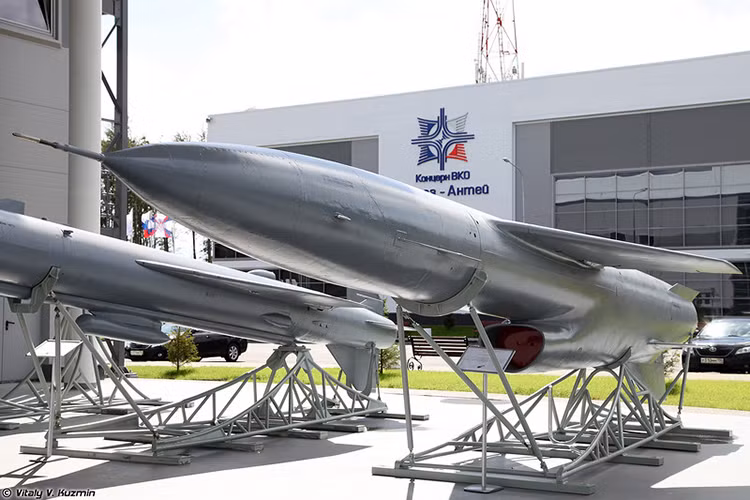 Mỗi quả tên lửa hành trình chống hạm P-35B có trọng lượng lên tới 5 tấn, dài 10,2 mét, đường kính thân đến 0,98 mét, sải cánh 5 mét. Phần đầu tên lửa được trang bị radar chủ động kích hoạt ở pha cuối tiếp cận mục tiêu, cùng với đó là đầu đạn nặng tới 1 tấn được đánh giá là đủ sức nhấn chìm một tàu tuần dương hạm chỉ với một phát bắn. Nguồn ảnh: Vitaly Kuzmin.