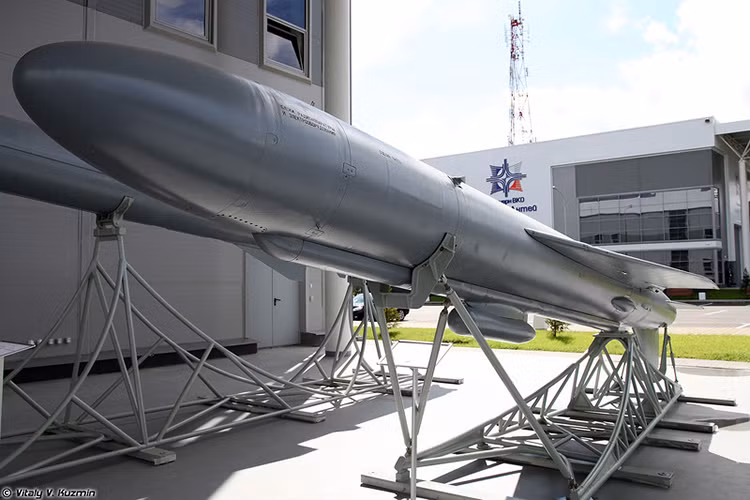 Cái tên thứ hai trong top 5 này là P-120 4K85 Malakhit cũng là một mẫu tên lửa hành trình chống hạm siêu thanh tuy nhiên là thế hệ trước của P-800 được phát triển từ đầu những năm 1960 và là một trong những tên lửa chống hạm thành công nhất của Liên Xô trong Chiến tranh Lạnh. Nguồn ảnh: Vitaly Kuzmin.