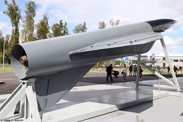 Với hệ thống động cơ phản lực phản lực siêu thanh 3M25 Meteorit có tốc độ hành trinh bay lên đến 3.000km/h tương đương hơn Mach 2.8, với tầm bắn hiệu quả có thể đạt 5.000km cùng và có trần bay tối đa hơn 23.000 mét. Nguồn ảnh: Vitaly Kuzmin.