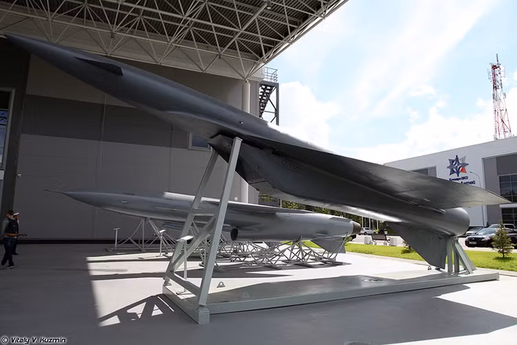 Vị trí thứ 4 thuộc về tên lửa siêu thanh 3M25 Meteorit, mẫu tên lửa hành trình chiến lược được Liên Xô phát triển trong giai đoạn từ đầu những năm 1970 đến cuối năm 1988. Tuy nhiên đề án phát triển 3M25 Meteorit lại thất bại và không có bất cứ tên lửa nào được đưa vào trang bị. Nguồn ảnh: Vitaly Kuzmin.