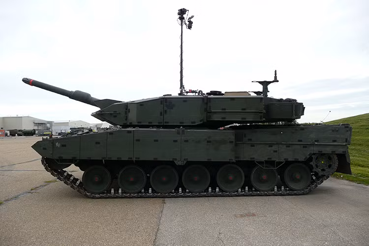 Phiên bản Leopard 2A4M CAN chủ yếu được nâng cấp mức độ bảo vệ nhờ việc lắp thêm các tấm giáp composite, đặc biệt phát huy tác dụng khi chống lại đạn xuyên lõm hay vật liệu nổ tự chế (IED). Bộ giáp này tương tự như loại trang bị cho Leopard 2A7 nhưng khác biệt về chi tiết, trong đó có một tấm bảo vệ xe trước tác động của mìn được thêm vào. Nguồn ảnh: Pinterest