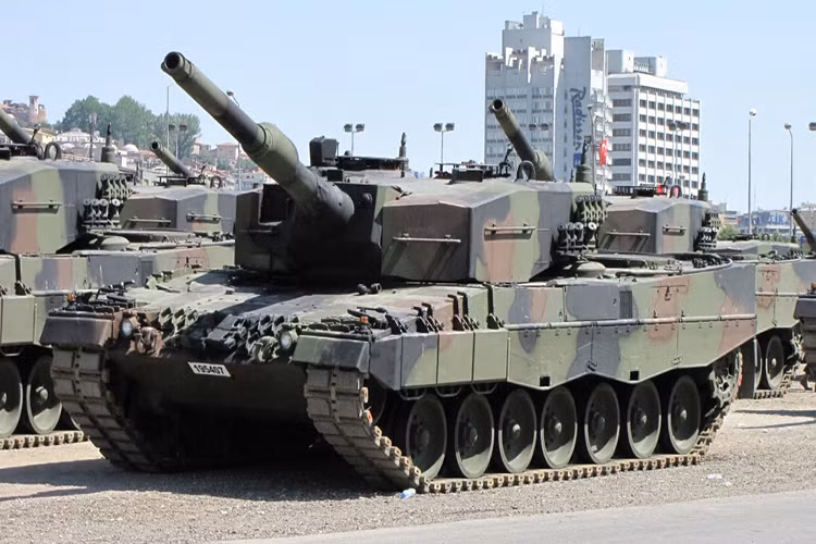 Các xe tăng Leopard 2A4 cũ và ít khả năng hơn được Canada biên chế cho các đơn vị huấn luyện, cần lưu ý rằng Canada đã mua được khá nhiều Leopard 2A4 và Pz.87 (phiên bản Leopard 2A4 sản xuất tại Thụy Sĩ), nhưng chúng lại bị chuyển đổi công năng thành phương tiện hỗ trợ như xe công binh và xe cứu kéo. Nguồn ảnh: Military Edge.
